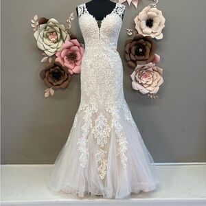 Elegant Lace Wedding Gown
